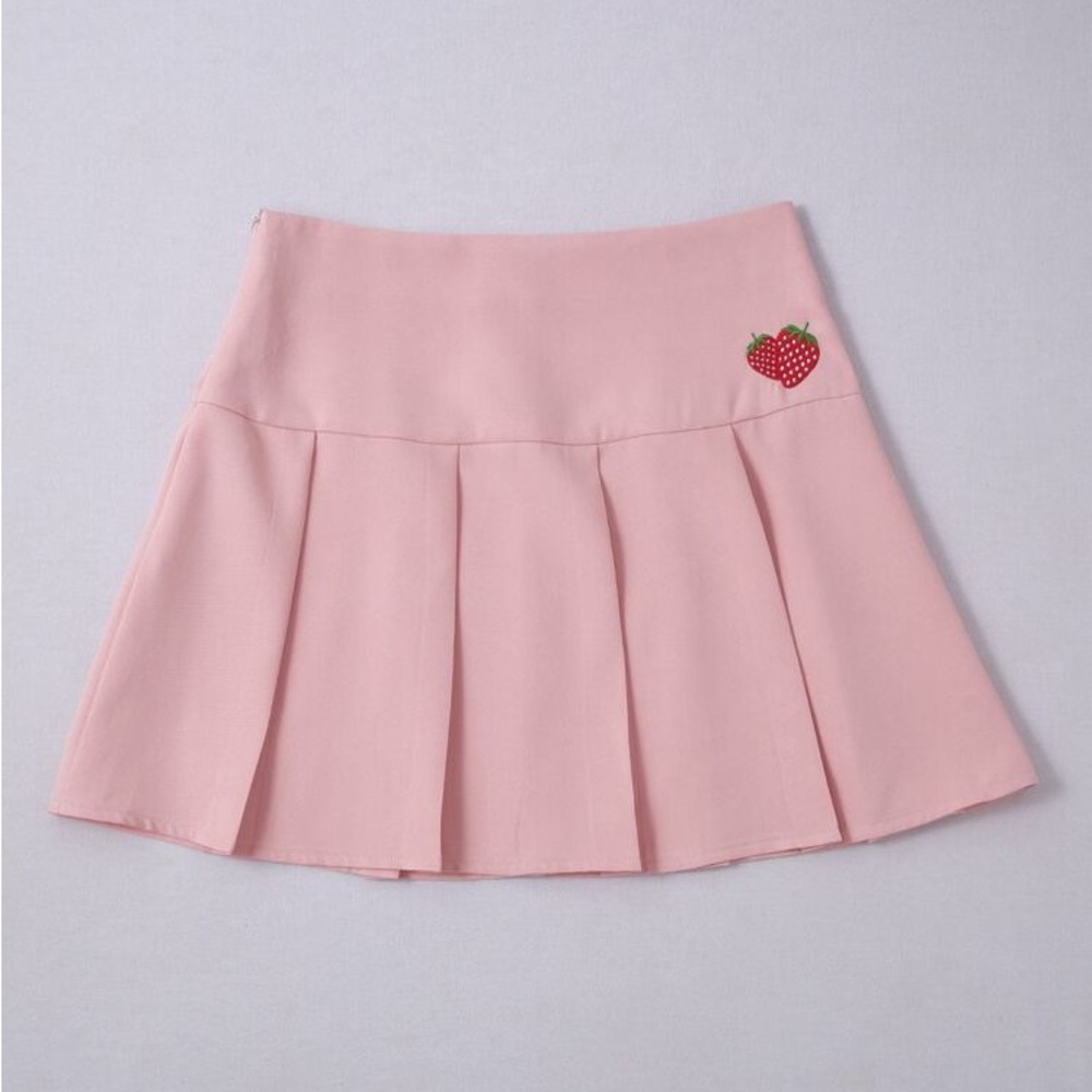Strawberry Embroidered Pleated pink skirt - Picture 3 of 4